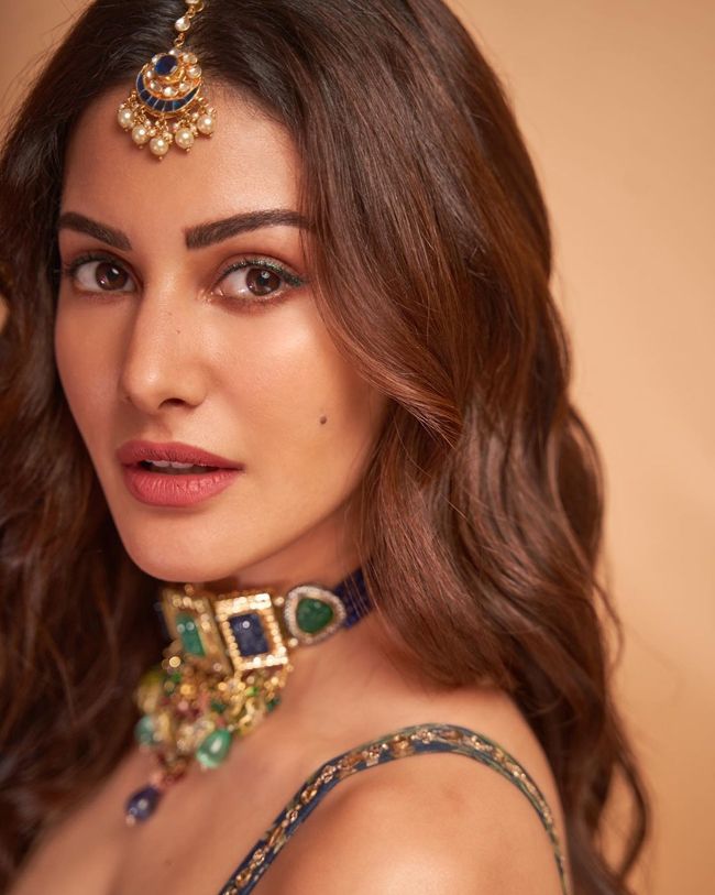 Amyra Dastur Looking Staggering In New Look